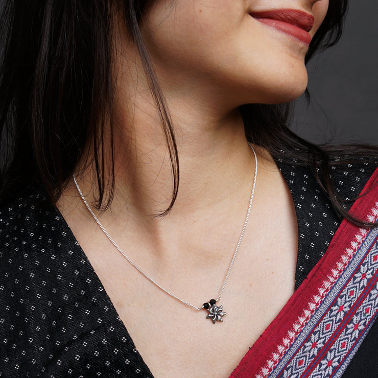 Eleganter Parijat Silberkette Mangalsutra für stilvollen Schutz