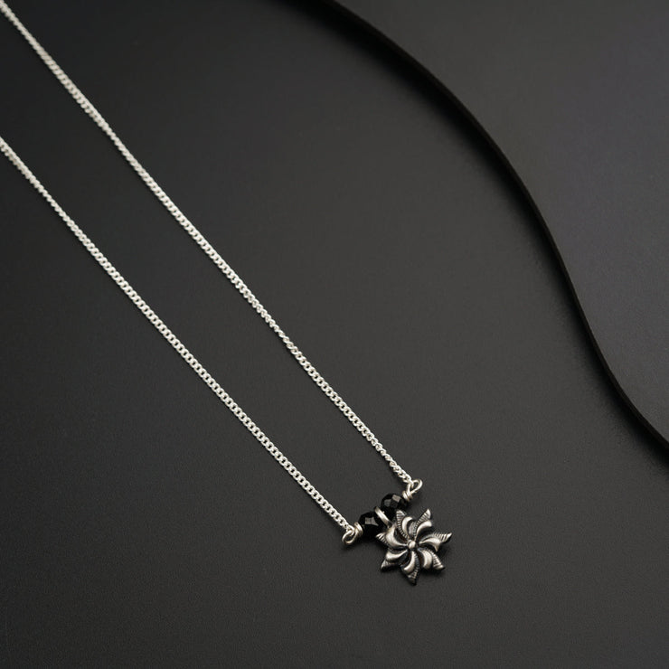 Eleganter Parijat Silberkette Mangalsutra für stilvollen Schutz