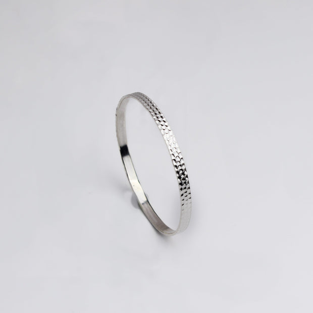Stijlvolle Gehamerde Zilveren Bangle voor Elegante Looks