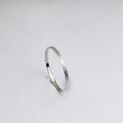 Stijlvolle Gehamerde Zilveren Bangle voor Elegante Looks