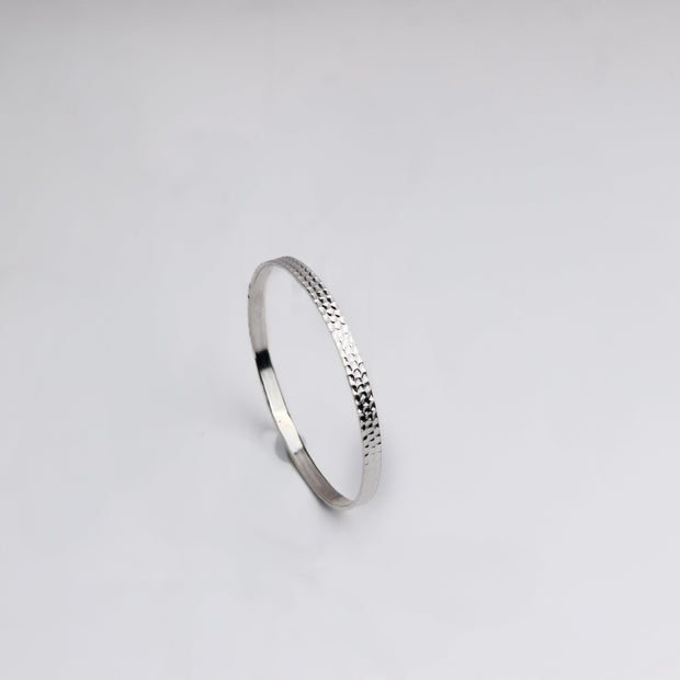 Stijlvolle Gehamerde Zilveren Bangle voor Elegante Looks
