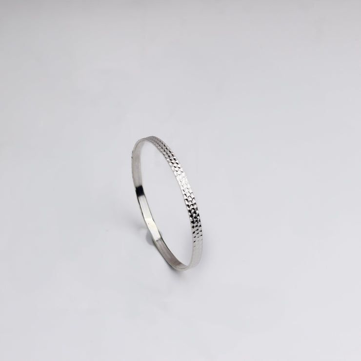 Stijlvolle Gehamerde Zilveren Bangle voor Elegante Looks