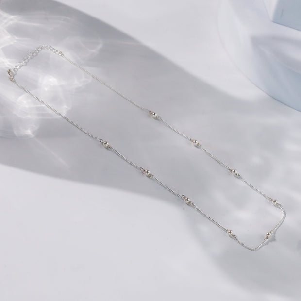 Elegance intemporelle avec notre chaîne classique en perles blanches