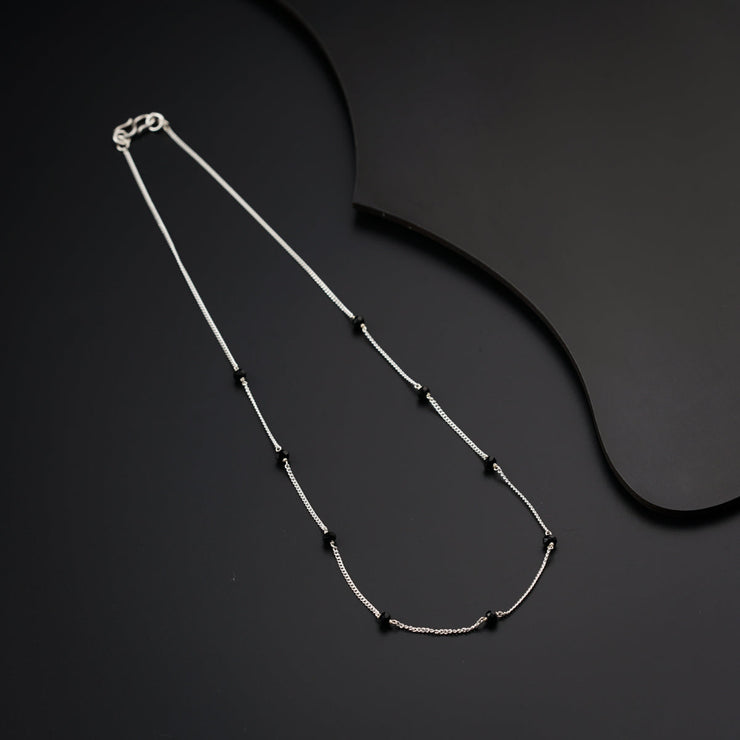 Chaine en Spinelle Noir Court - Élégance Compacte