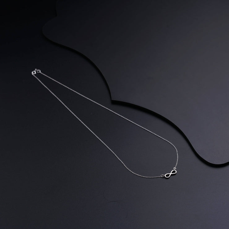 Elegant Silver Necklace Featuring a Stunning Infinity Pendant