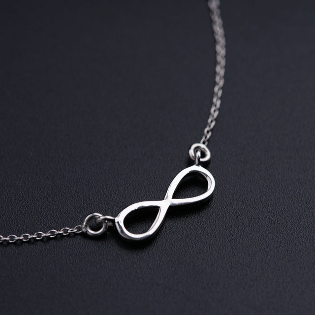 Elegant Silver Necklace Featuring a Stunning Infinity Pendant